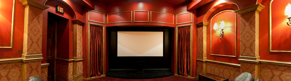 Réalisation d'une salle de cinéma tradition de taille moyenne et fermée avec un mur rouge, moquette et un écran de projection.