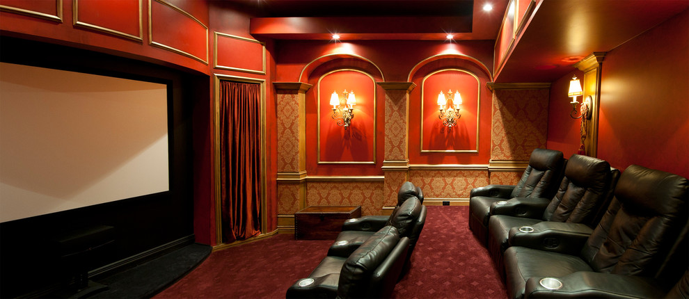 Idée de décoration pour une grande salle de cinéma méditerranéenne fermée avec un mur rouge, moquette, un écran de projection et un sol rouge.