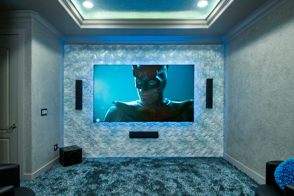 Inredning av ett modernt litet avskild hemmabio, med grå väggar, heltäckningsmatta och en väggmonterad TV