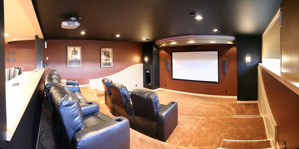 Aménagement d'une salle de cinéma contemporaine avec moquette et un écran de projection.