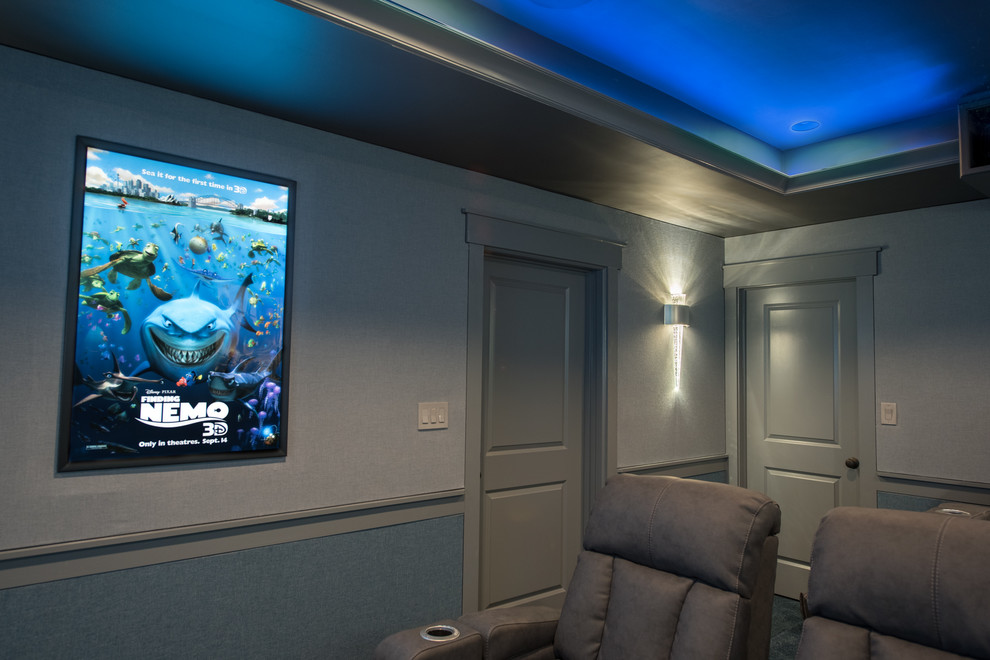 Ispirazione per un piccolo home theatre moderno chiuso con pareti blu, moquette, schermo di proiezione e pavimento blu