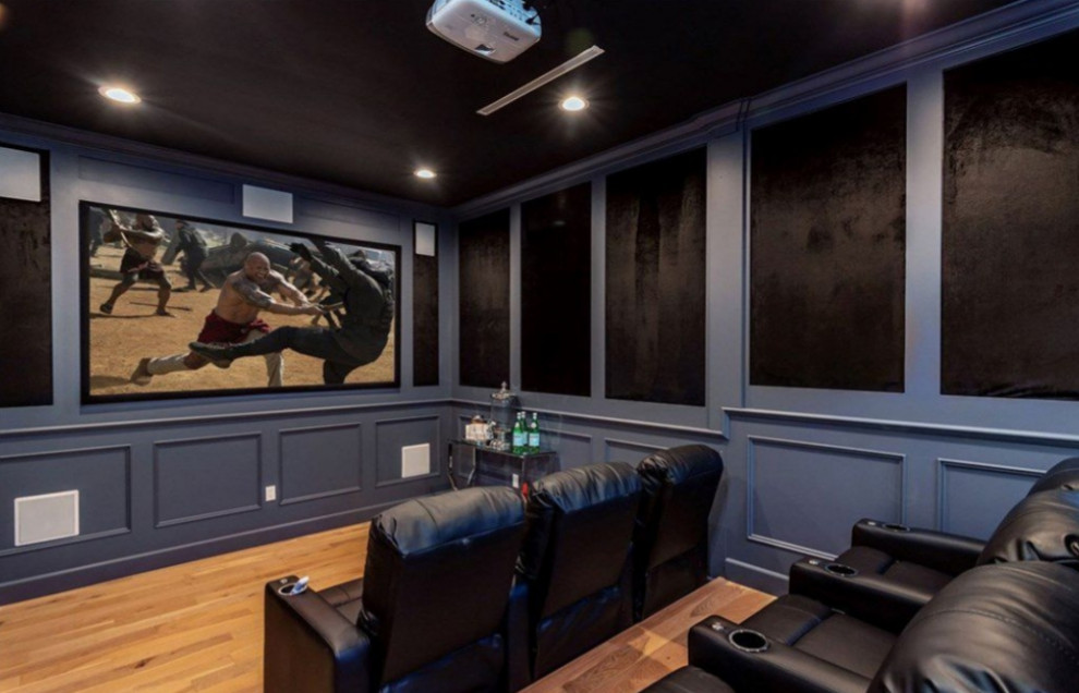 На фото: изолированный домашний кинотеатр среднего размера в классическом стиле с серыми стенами, паркетным полом среднего тона, проектором и коричневым полом с