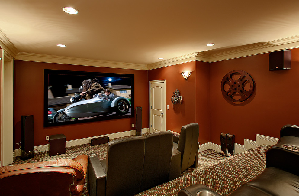 На фото: домашний кинотеатр в классическом стиле с проектором