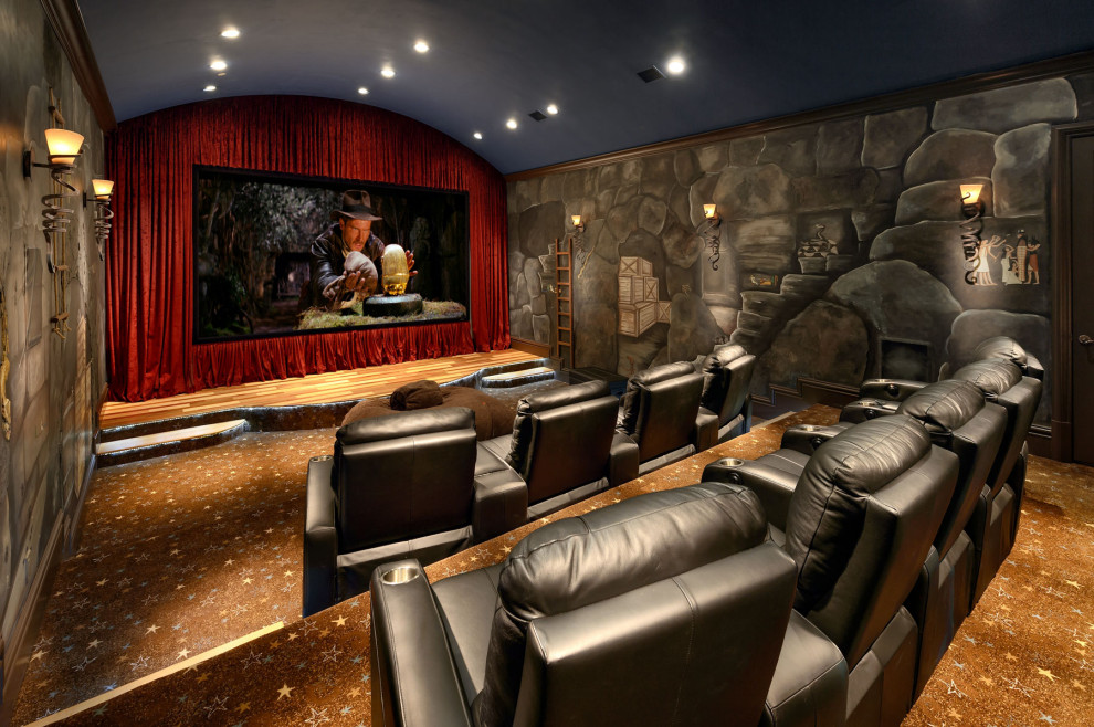Foto di un grande home theatre classico chiuso con pareti multicolore, moquette, schermo di proiezione e pavimento marrone
