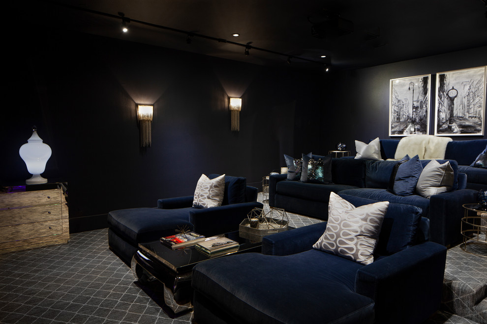 Idées déco pour une grande salle de cinéma contemporaine fermée avec moquette, un sol gris et un mur bleu.