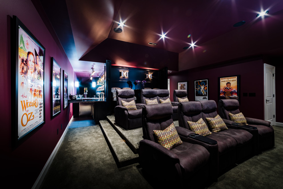 Aménagement d'une grande salle de cinéma contemporaine fermée avec un mur violet, moquette, un écran de projection et un sol gris.