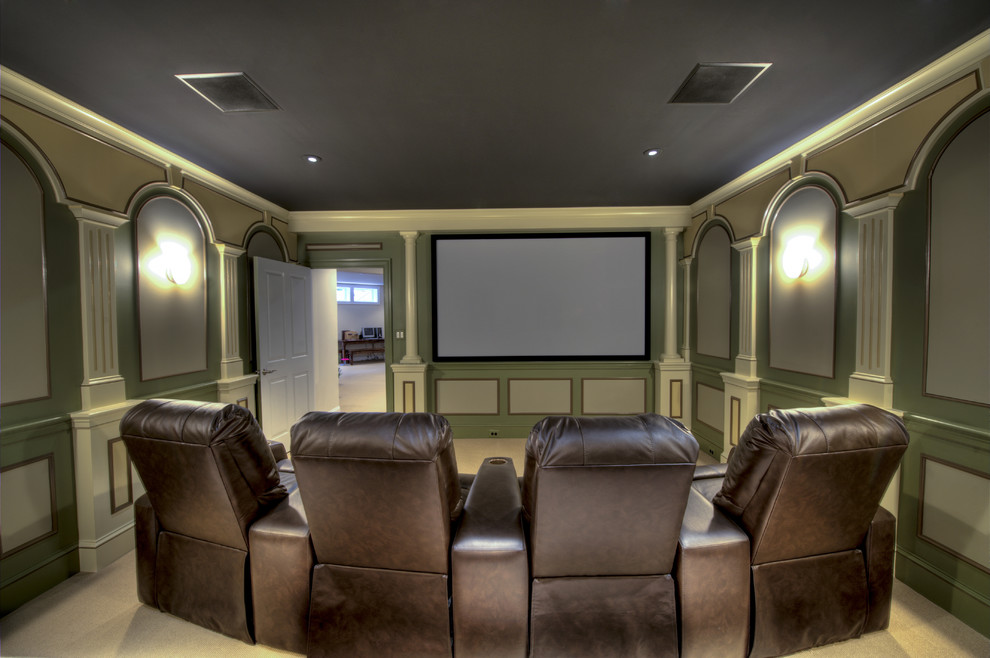 Cette photo montre une salle de cinéma chic de taille moyenne et fermée avec un écran de projection et un mur multicolore.