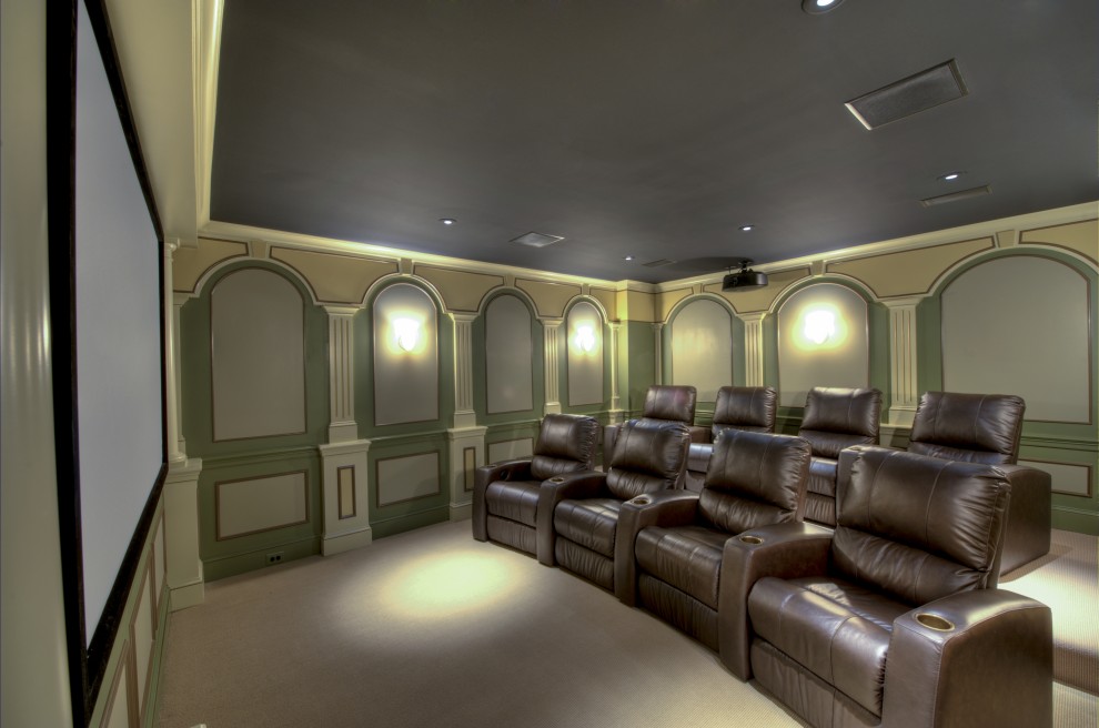 Imagen de cine en casa cerrado clásico de tamaño medio con pantalla de proyección y paredes multicolor