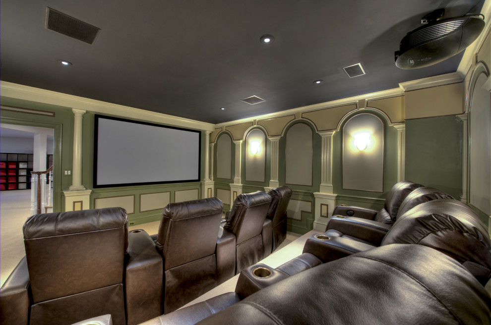 Свежая идея для дизайна: изолированный домашний кинотеатр среднего размера в классическом стиле с бежевыми стенами и проектором - отличное фото интерьера