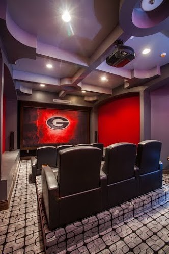 На фото: изолированный домашний кинотеатр среднего размера в современном стиле с красными стенами, ковровым покрытием и проектором