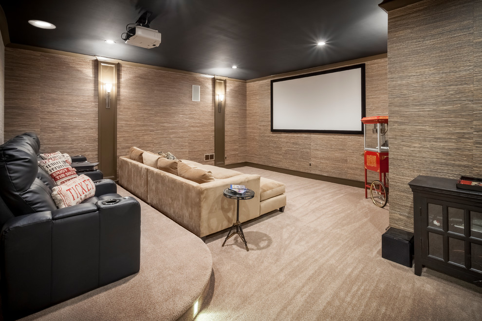 На фото: большой изолированный домашний кинотеатр в стиле неоклассика (современная классика) с коричневыми стенами, ковровым покрытием и проектором с