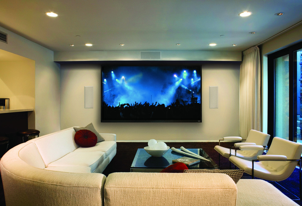Idée de décoration pour une salle de cinéma design de taille moyenne et ouverte avec un mur beige, parquet foncé et un écran de projection.