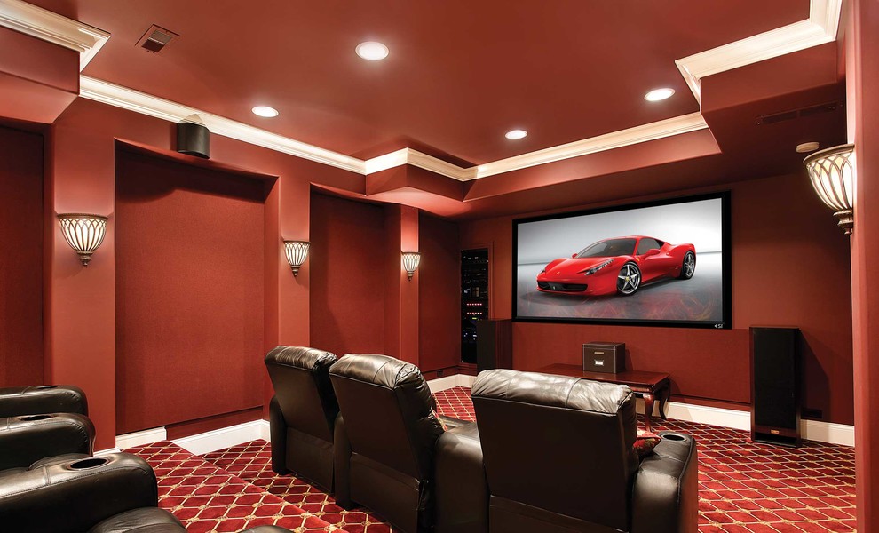 Foto de cine en casa cerrado tradicional de tamaño medio con paredes rojas, moqueta, pantalla de proyección y suelo rojo