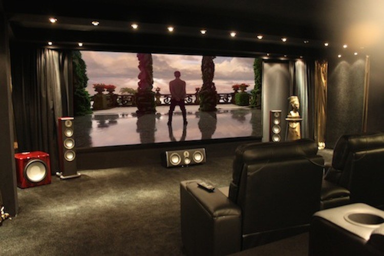 Großes, Abgetrenntes Klassisches Heimkino mit Teppichboden, Multimediawand und schwarzer Wandfarbe in Minneapolis