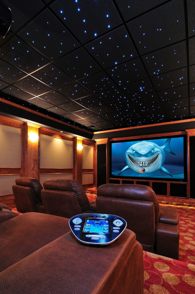 Пример оригинального дизайна: большой изолированный домашний кинотеатр в классическом стиле с ковровым покрытием и проектором