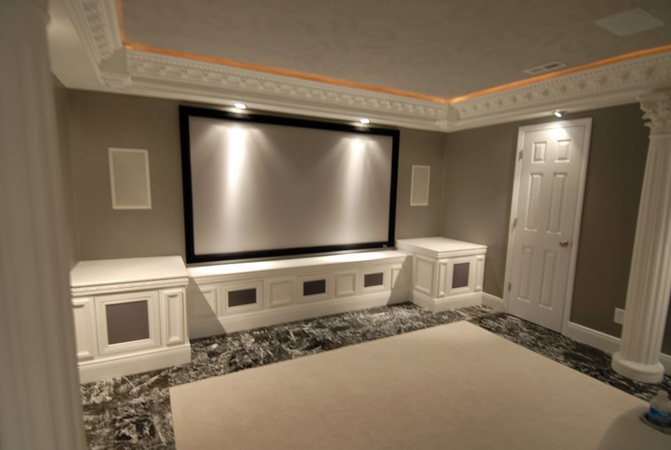 Immagine di un home theatre classico di medie dimensioni e chiuso con pareti grigie, pavimento in gres porcellanato, schermo di proiezione e pavimento nero
