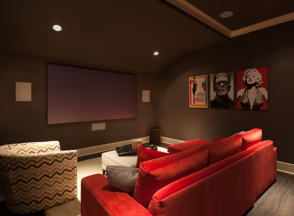 На фото: изолированный домашний кинотеатр среднего размера в стиле ретро с зелеными стенами, темным паркетным полом, телевизором на стене и коричневым полом