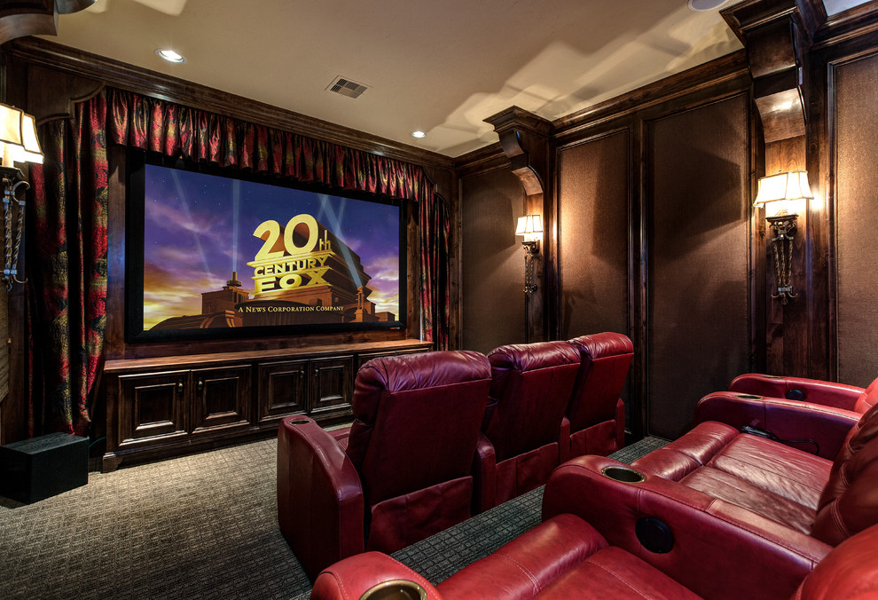 Inspiration pour une salle de cinéma victorienne de taille moyenne et fermée avec moquette, un téléviseur fixé au mur, un sol gris et un mur marron.