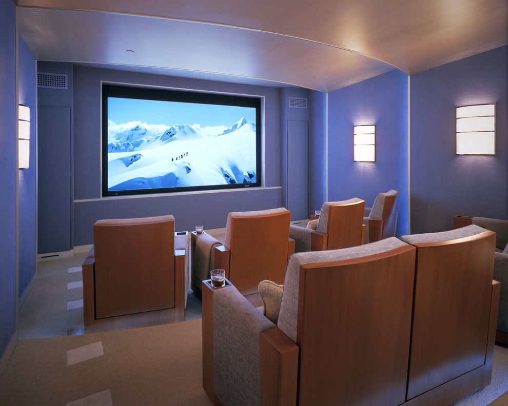 Imagen de cine en casa contemporáneo de tamaño medio con paredes púrpuras, moqueta y pared multimedia