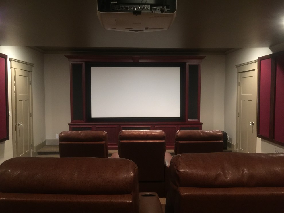 Cette photo montre une salle de cinéma chic de taille moyenne et fermée avec un mur beige, moquette et un écran de projection.