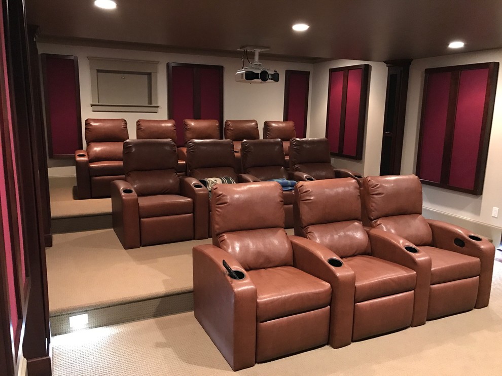 Réalisation d'une salle de cinéma tradition de taille moyenne et fermée avec un mur beige, moquette, un écran de projection et un sol beige.