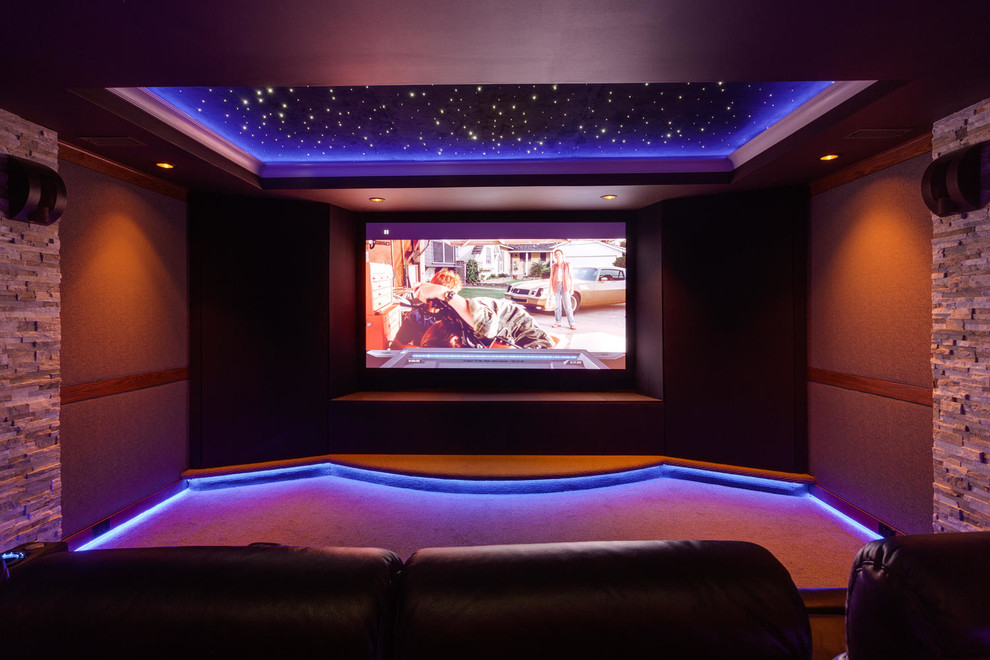 Idées déco pour une salle de cinéma moderne avec moquette et un écran de projection.