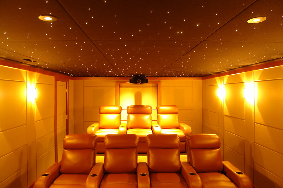 Imagen de cine en casa cerrado clásico pequeño con paredes marrones, moqueta y pantalla de proyección