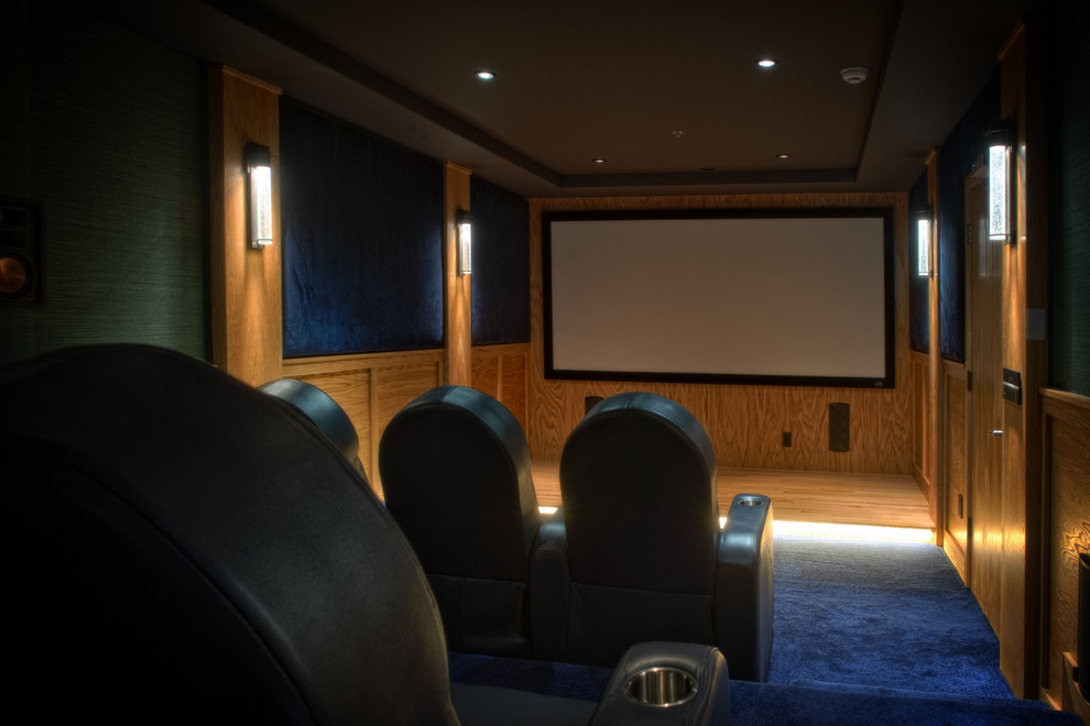 Réalisation d'une grande salle de cinéma tradition fermée avec un mur bleu, moquette, un écran de projection et un sol bleu.