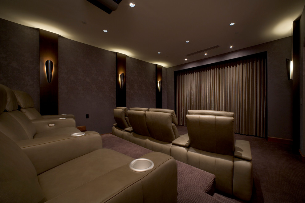 На фото: большой изолированный домашний кинотеатр в современном стиле с фиолетовыми стенами, ковровым покрытием, проектором и коричневым полом