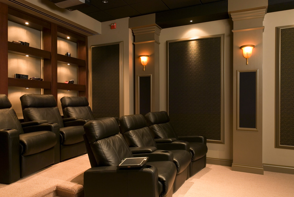 Esempio di un grande home theatre chic chiuso con pareti viola, moquette, schermo di proiezione e pavimento beige