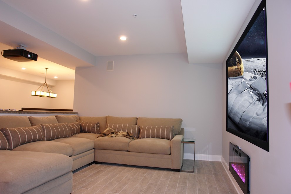 Diseño de cine en casa abierto contemporáneo de tamaño medio con paredes blancas, suelo de baldosas de cerámica y pantalla de proyección