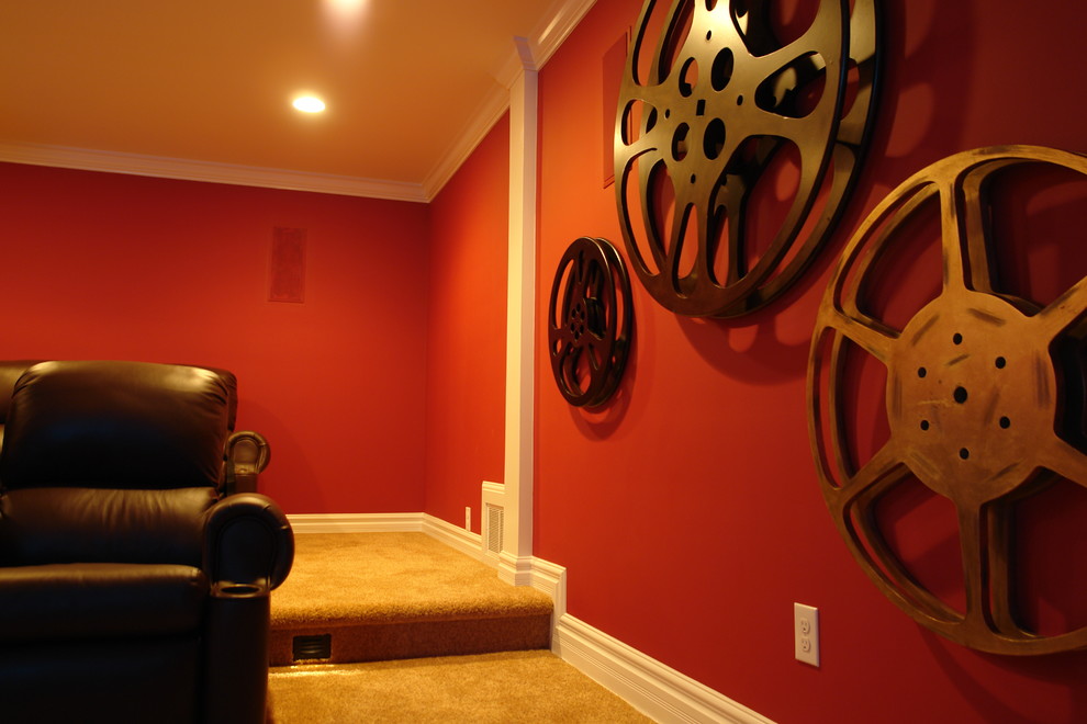 Пример оригинального дизайна: большой изолированный домашний кинотеатр в стиле лофт с красными стенами, ковровым покрытием и проектором