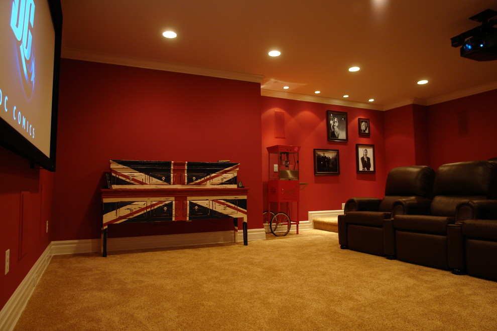Imagen de cine en casa abierto industrial grande con paredes rojas, moqueta, pantalla de proyección y suelo amarillo