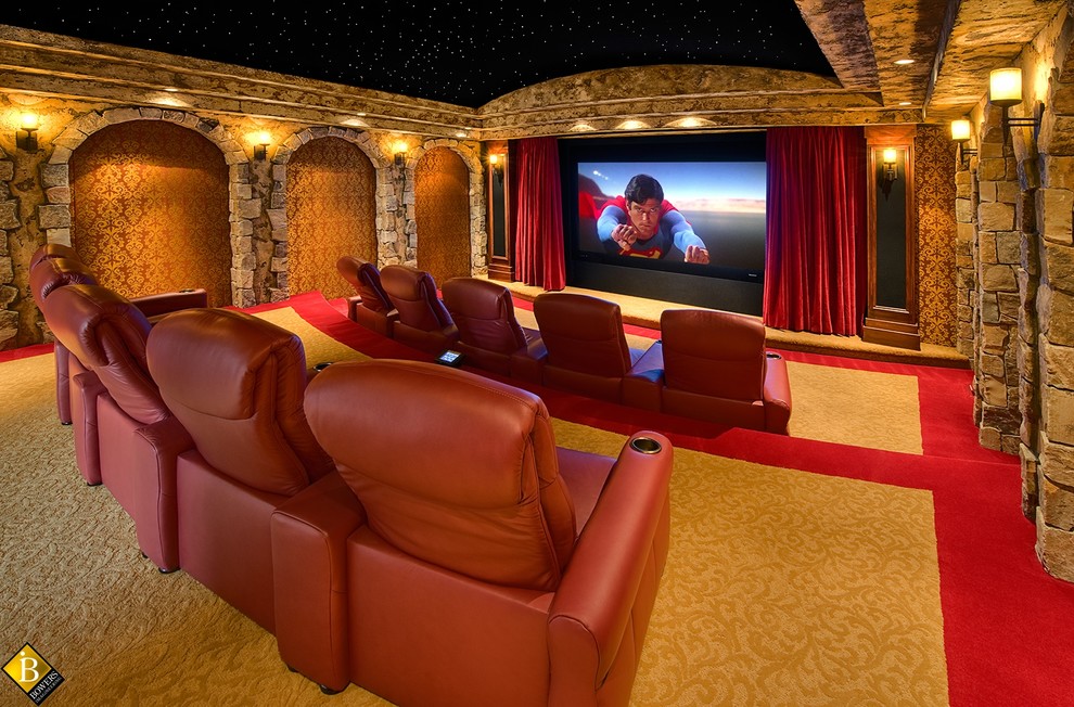 Immagine di un grande home theatre tradizionale chiuso con pareti multicolore e schermo di proiezione