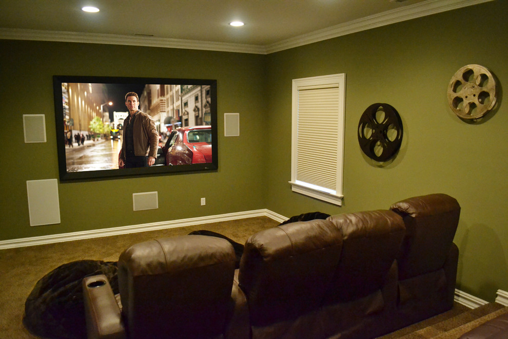 Idee per un home theatre design chiuso con pareti verdi, TV a parete e moquette
