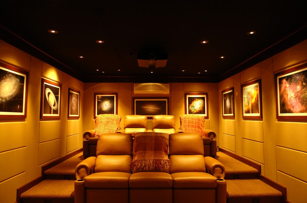Mittelgroßes, Abgetrenntes Klassisches Heimkino mit brauner Wandfarbe, Teppichboden und Leinwand in Philadelphia