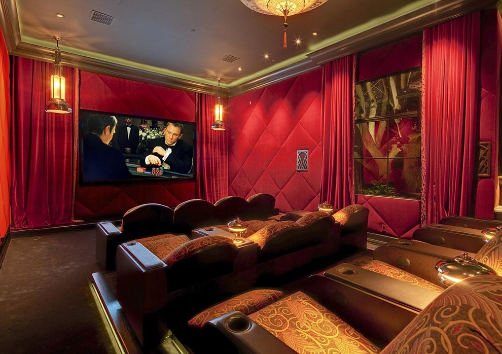 Ejemplo de cine en casa cerrado moderno con paredes rojas, moqueta y televisor colgado en la pared