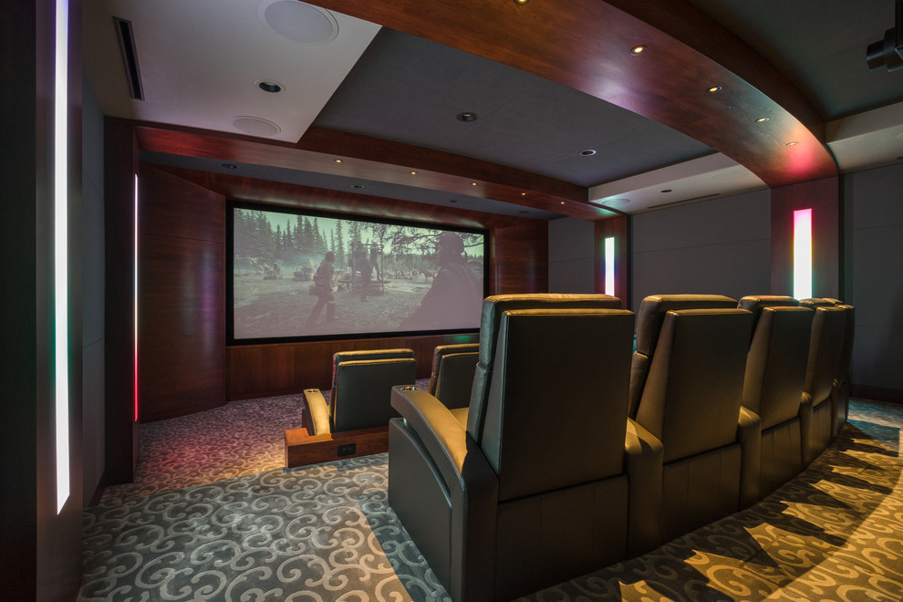 На фото: большой изолированный домашний кинотеатр в современном стиле с серыми стенами, ковровым покрытием, проектором и серым полом с