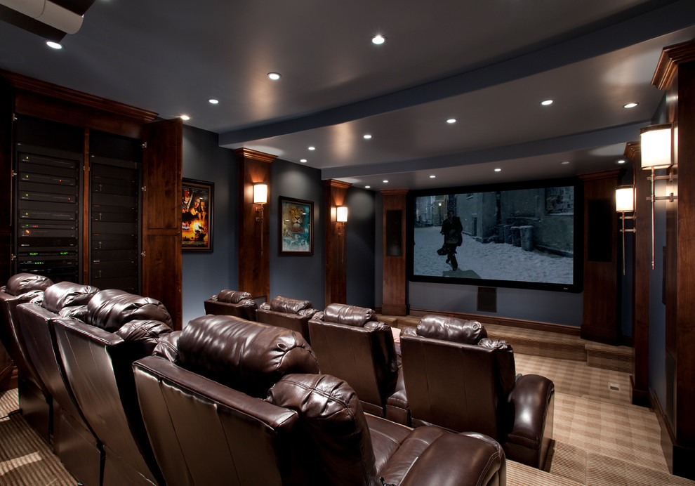 Идея дизайна: домашний кинотеатр в классическом стиле с синими стенами и коричневым полом