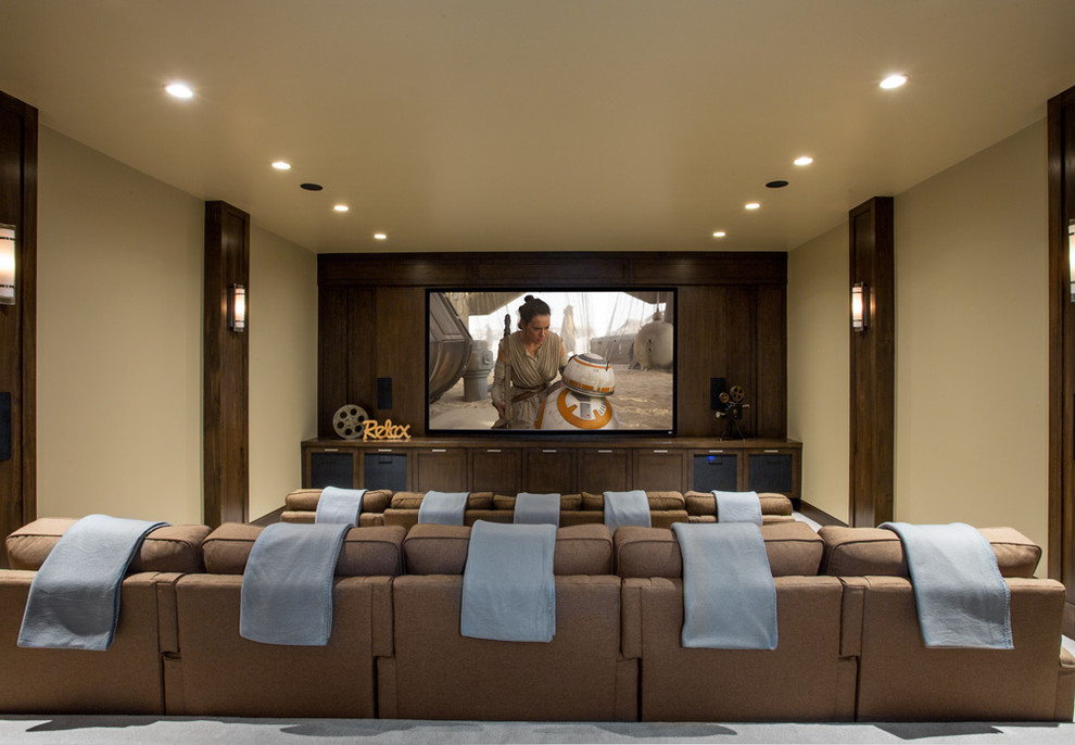 Imagen de cine en casa cerrado actual de tamaño medio con pared multimedia, paredes beige, moqueta y suelo gris