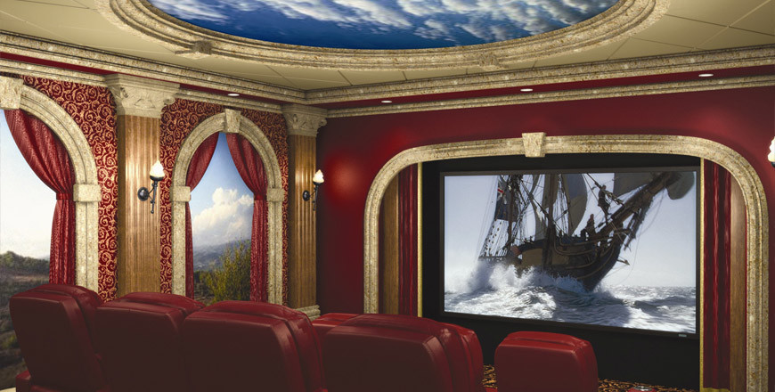 Diseño de cine en casa cerrado clásico grande con paredes rojas, moqueta y pantalla de proyección