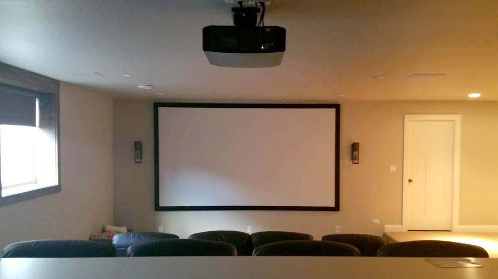 Foto de cine en casa cerrado contemporáneo de tamaño medio con paredes blancas, moqueta, pantalla de proyección y suelo beige