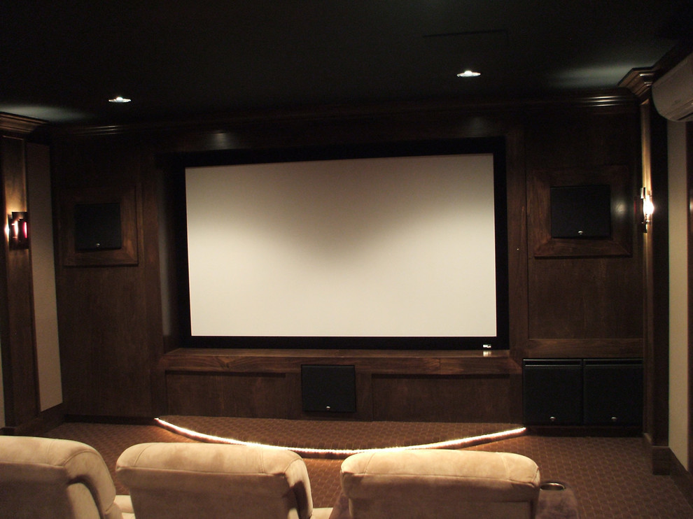 Cette image montre une salle de cinéma chalet de taille moyenne et fermée avec un mur beige, un écran de projection et moquette.