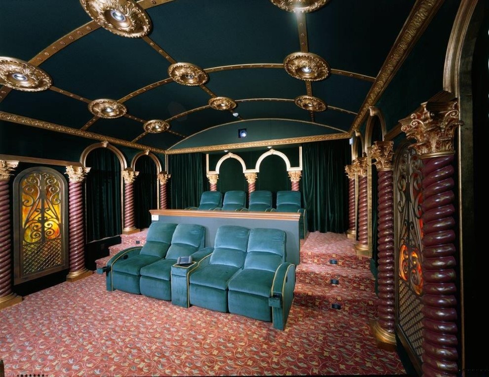 Источник вдохновения для домашнего уюта: изолированный домашний кинотеатр среднего размера в классическом стиле с зелеными стенами, ковровым покрытием и мультимедийным центром