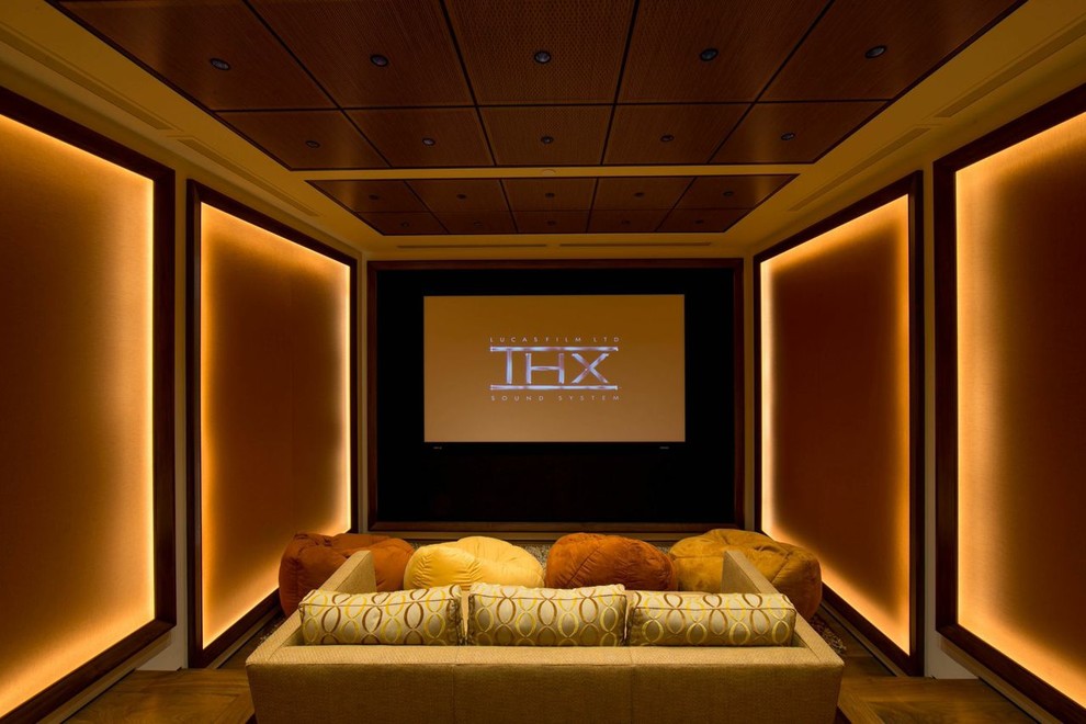 Immagine di un piccolo home theatre classico chiuso con pareti multicolore, pavimento in legno massello medio e schermo di proiezione