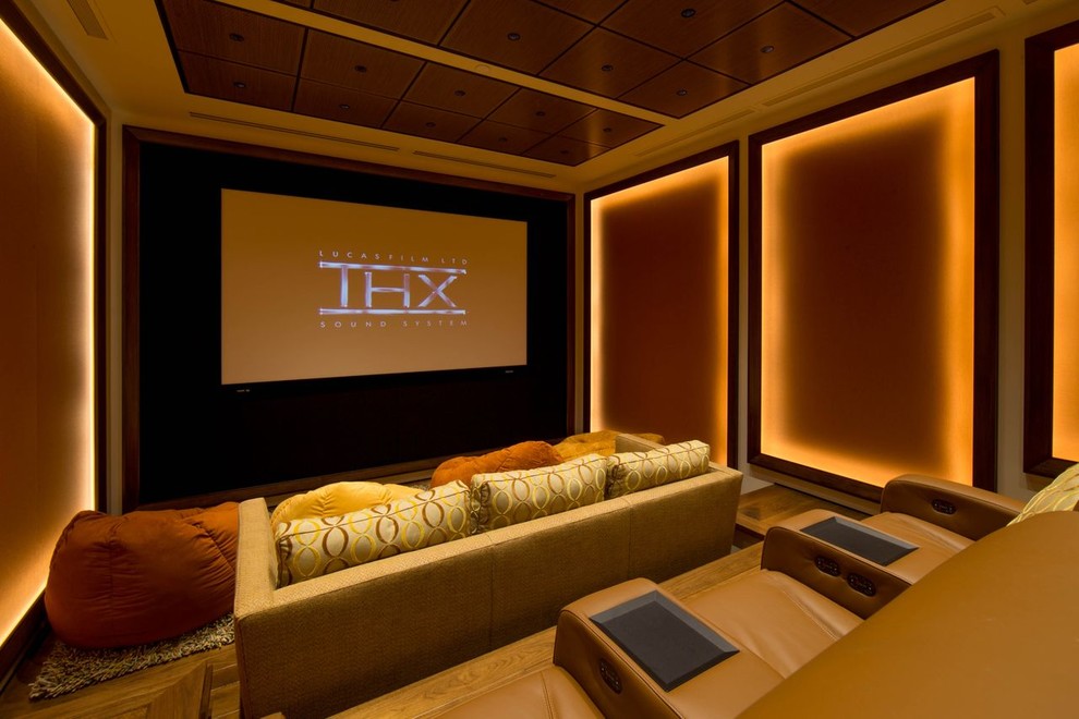 На фото: маленький изолированный домашний кинотеатр в стиле неоклассика (современная классика) с разноцветными стенами, паркетным полом среднего тона и проектором для на участке и в саду с