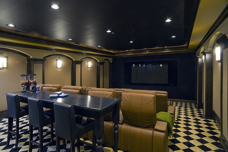 Diseño de cine en casa cerrado tradicional extra grande con paredes beige, moqueta y pantalla de proyección