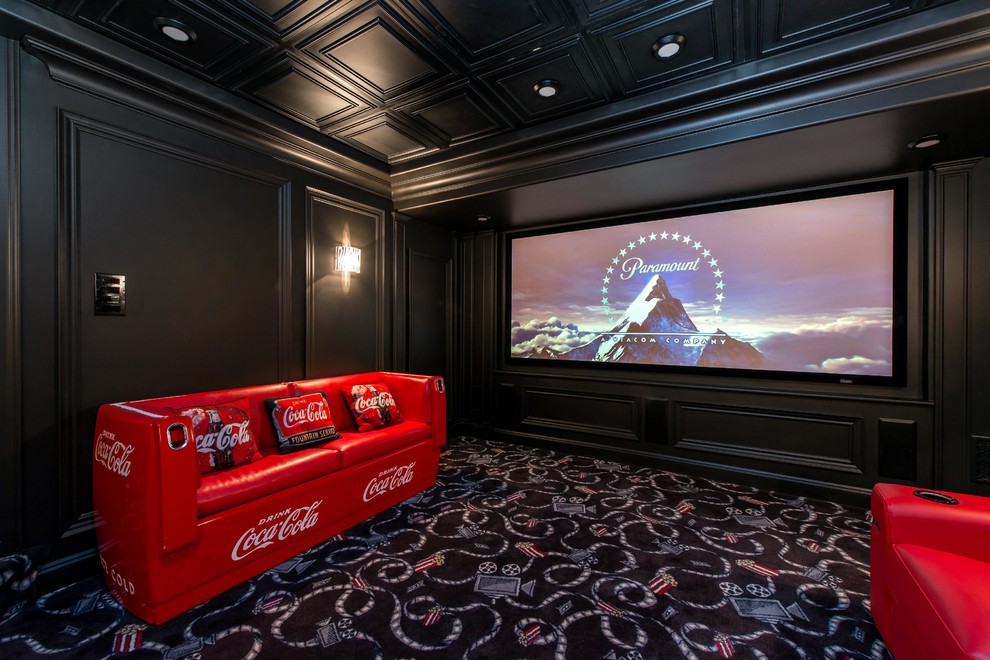 Cette image montre une salle de cinéma design de taille moyenne et fermée avec un mur noir, moquette, un écran de projection et un sol noir.