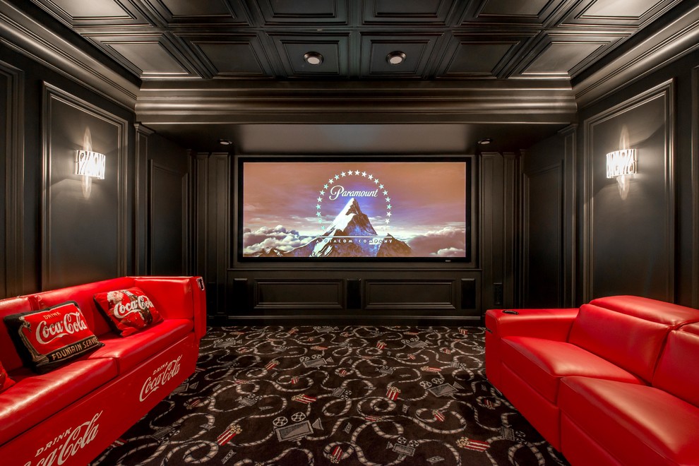 На фото: изолированный домашний кинотеатр среднего размера в современном стиле с черными стенами, ковровым покрытием, проектором и черным полом