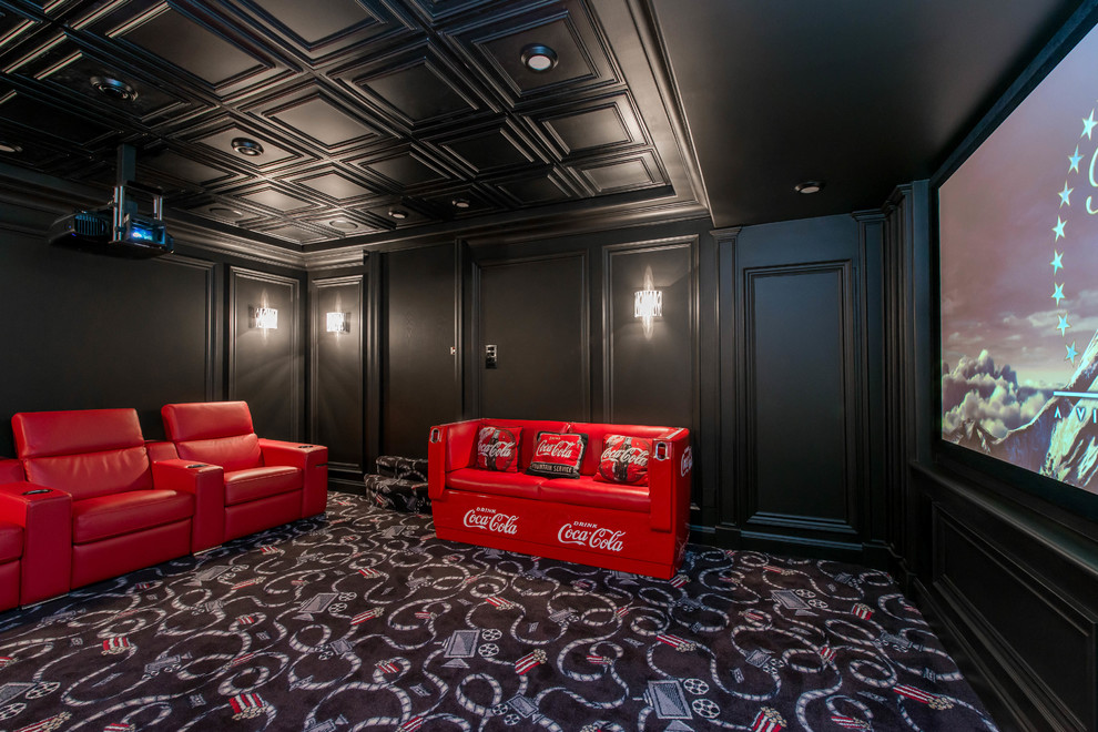 Ejemplo de cine en casa cerrado contemporáneo de tamaño medio con paredes negras, moqueta, pantalla de proyección y suelo negro